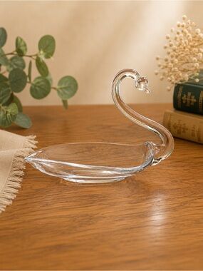 Small Vintage Elegant Duncan Miller Glass Pall Mall Swan